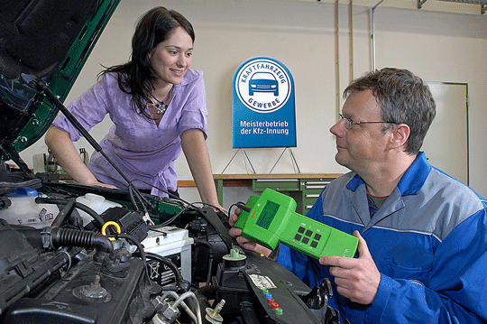 Messung der Autobatterie 8Starterbatterie) in der Kfz-Werkstatt Janssen im Kreis Leer (Ostfriesland)