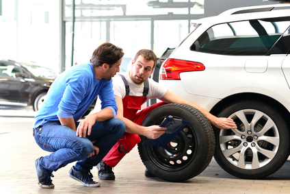 Beratungsgesprch in der KFZ Werkstatt über Autoreifen.